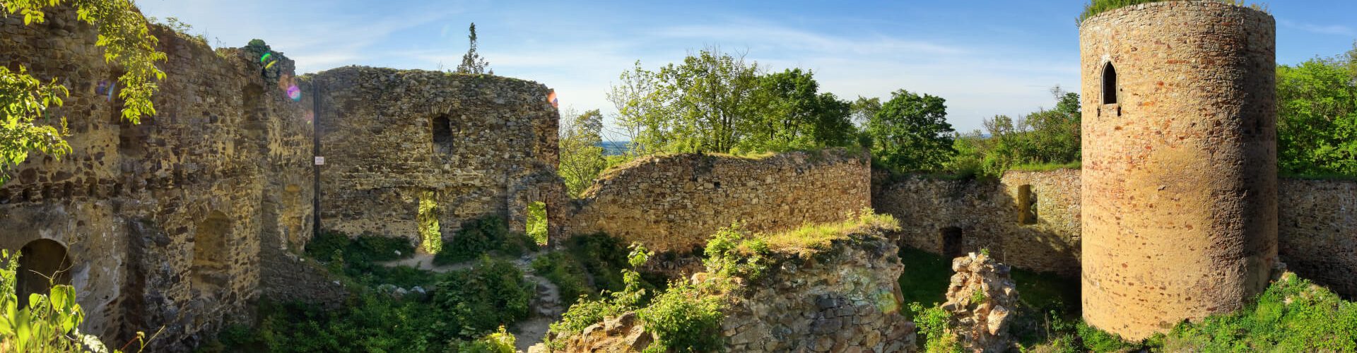 Bergfrit, zbytky paláce a bývalé nádvoří hradu Valdek na podzim