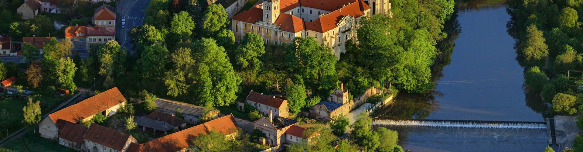 Letecký pohled na Sázavský klášter 