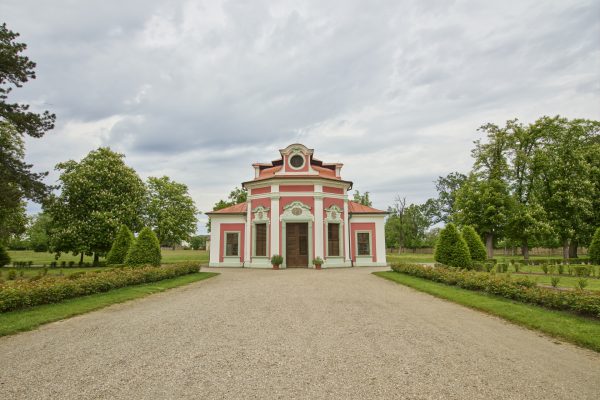Garden with Baroque Sala terrena