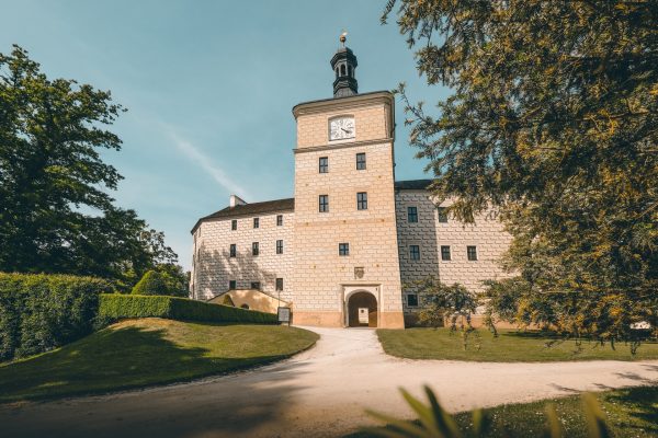 Průčelí zámku Březnice